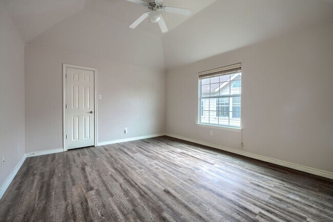 Building Photo - Stunning 5-Bedroom Home with Spacious Backyard and Modern Upgrades