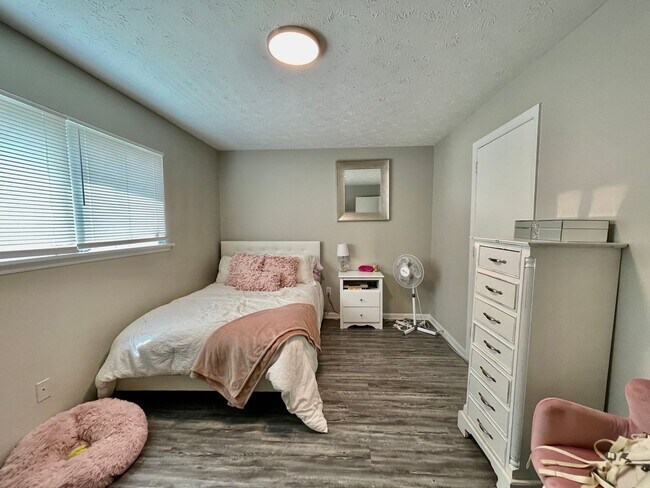 Building Photo - 2 Bedroom Condo Off Alumni!