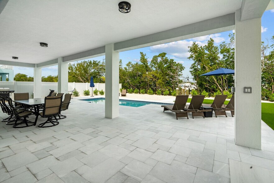 Building Photo - 83 Pescayo Ave