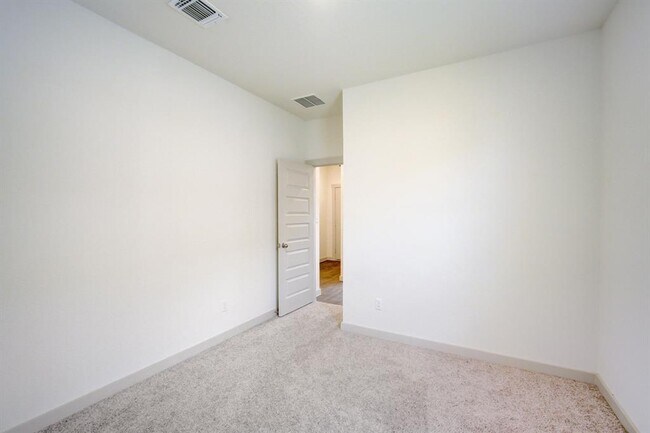 Building Photo - 131 Big Sandy Creek Dr