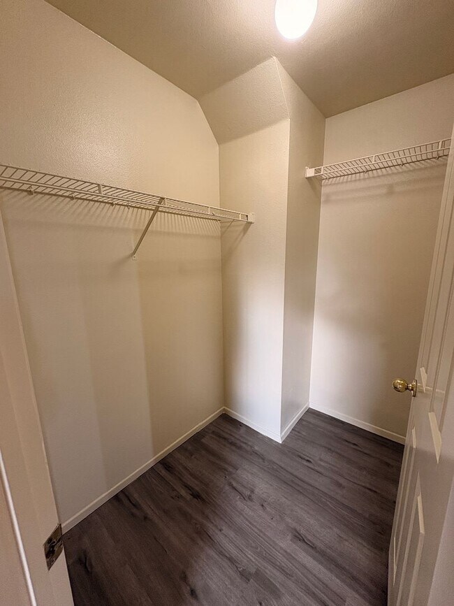 Building Photo - 4 Bed, 2.5 Bath in Rialto!