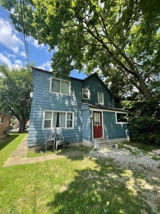 Building Photo - 4 bedroom 1 1/2 bath single family house with yard.