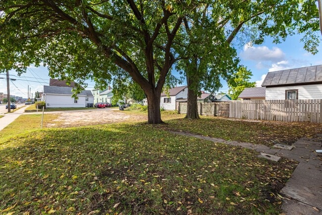 Building Photo - 603 10th St N