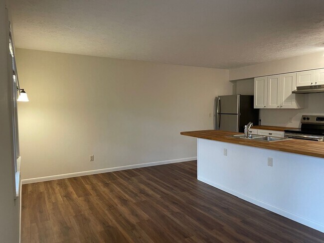Building Photo - Freshly Renovated 1 bedroom convenient to ...