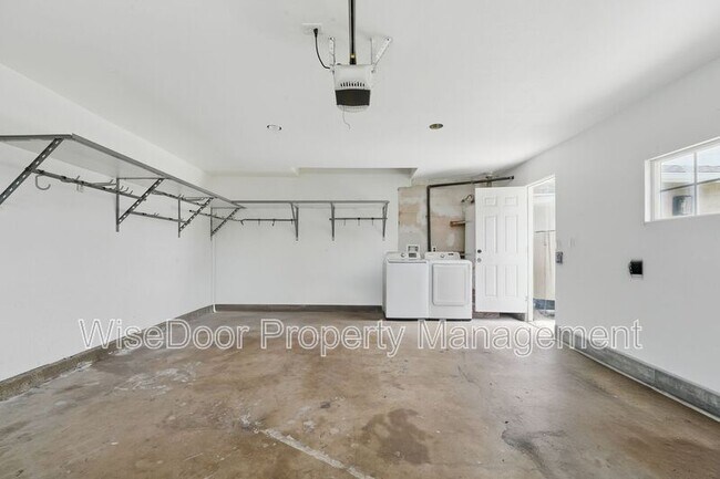 Building Photo - 387 E Nubia St