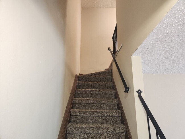 Building Photo - 926 Breezewood Cir