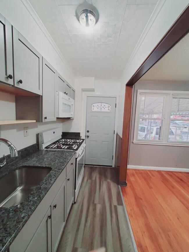 Building Photo - 410 Joplin St