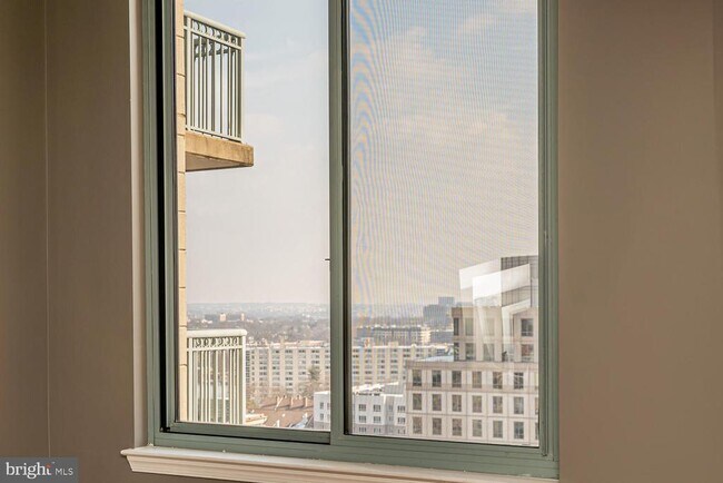 Building Photo - 851 N Glebe Rd