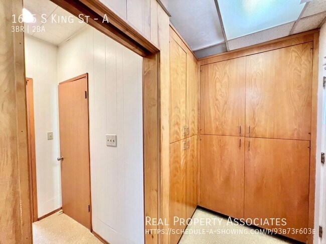 Building Photo - 1615 S King St