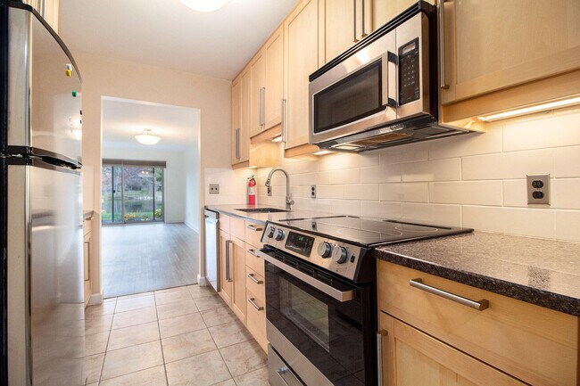 Building Photo - 614 Peninsula Ct