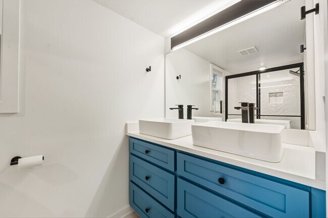 Building Photo - Beautiful 2 bed/1.5 bath with large fenced yard and separate office!