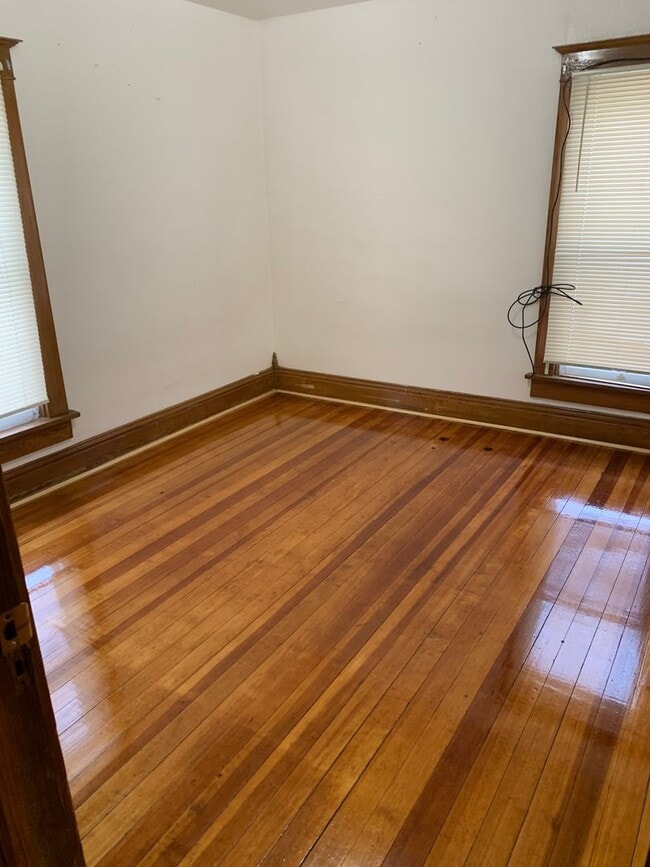Building Photo - Large 4 bedroom, 2 bath home-Beautiful hom...