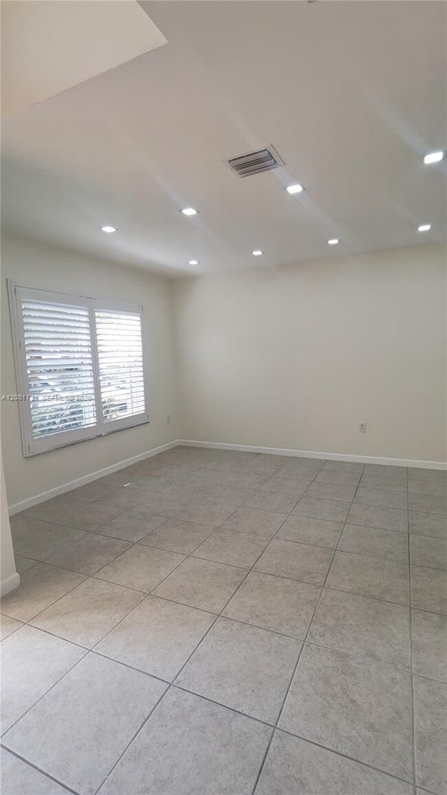 Building Photo - 213 E Forest Oak Cir