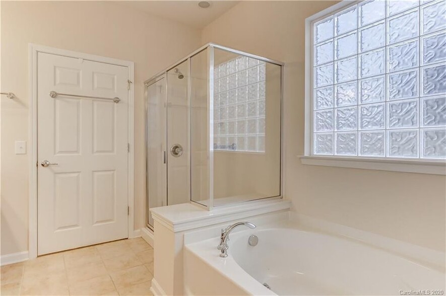 Master Bath shower & Garden tub - 8118 Crater Lake Dr