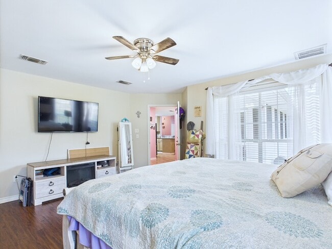 Building Photo - 1014 Redbud