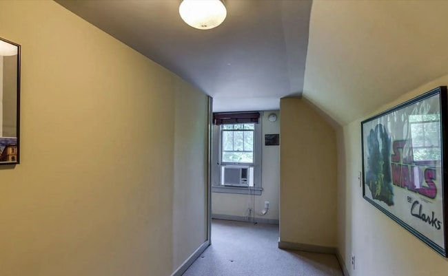 Building Photo - Cute 3 bed w/bonus space. Fenced yard. Loc...