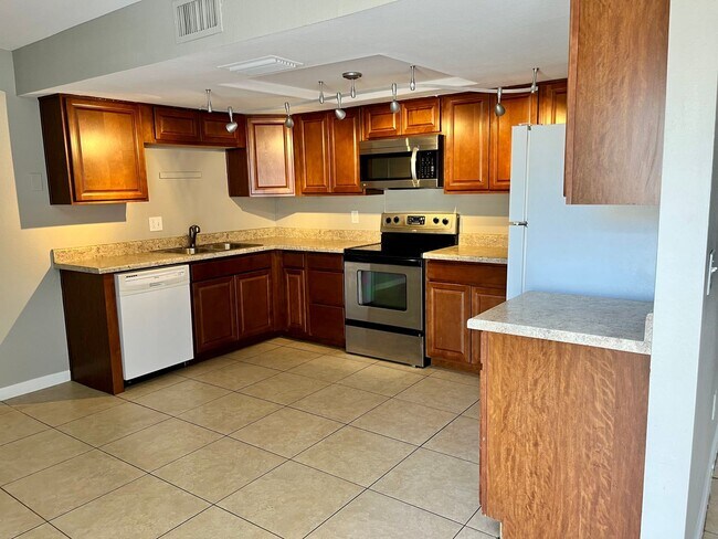 Building Photo - 3bd 2ba Townhouse - Recently Remodel!
