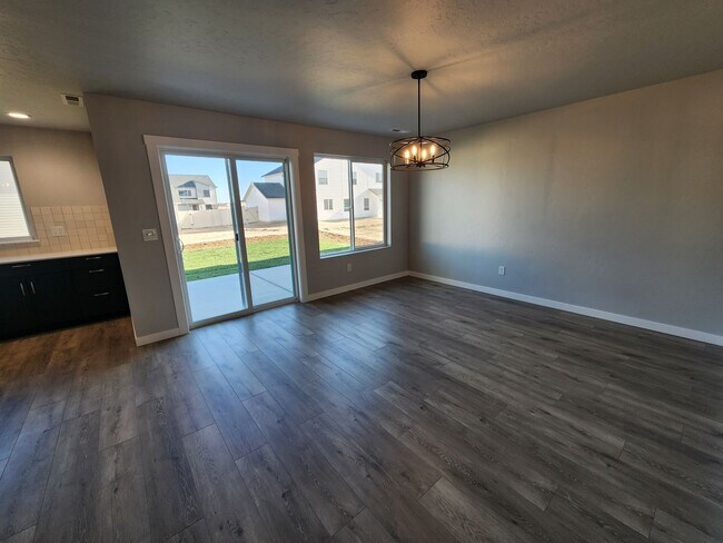 Building Photo - Brand New 5 Bedroom