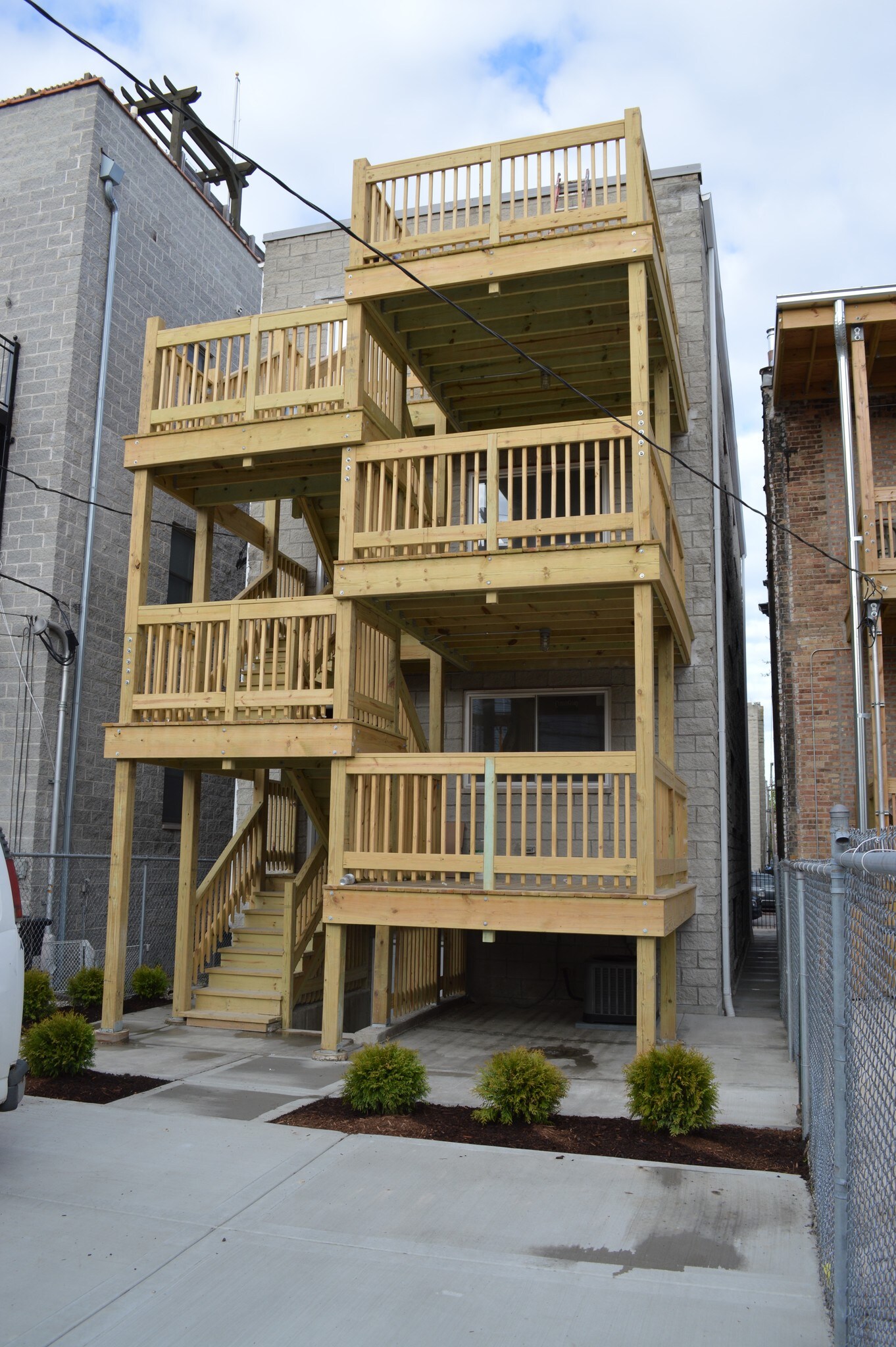 Building Photo - 1438 N Maplewood Ave