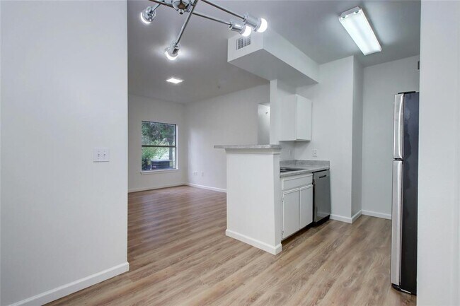 Building Photo - 2320 Gracy Farms Ln