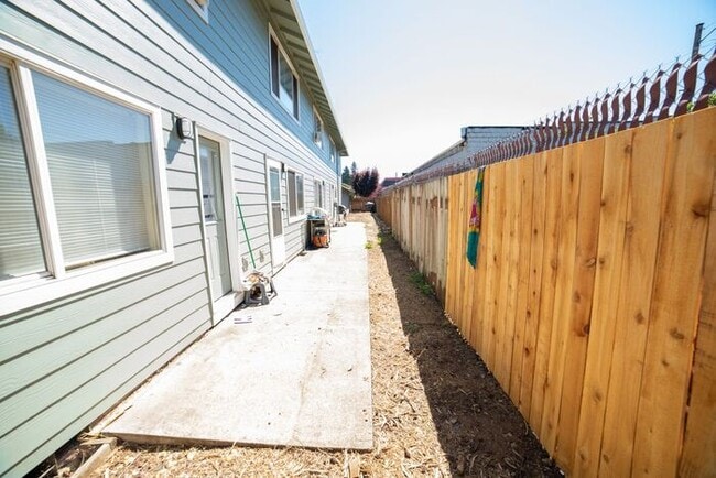 Building Photo - Townhome with Fresh Updates!!