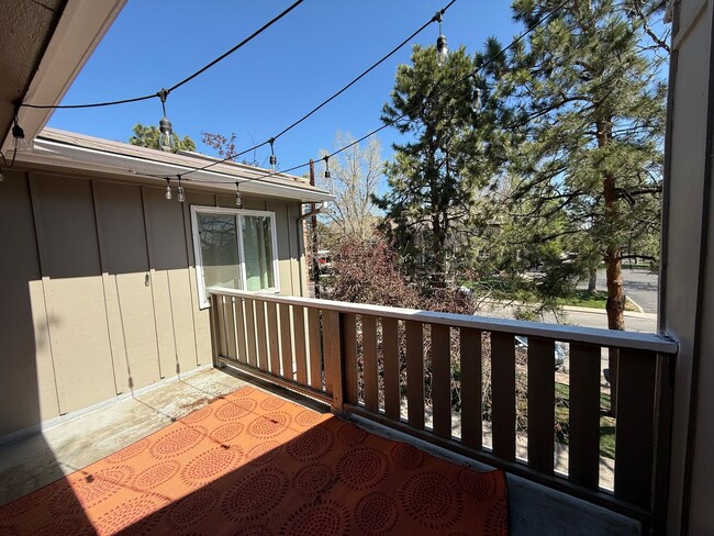 Building Photo - MOVE-IN READY!! 2 bed 2 bath Lakewood Condo