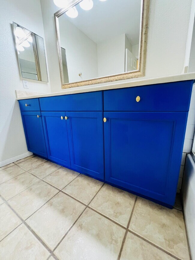 Building Photo - $2,850 - 2 Bed 2 Bath Condo in Del Cerro