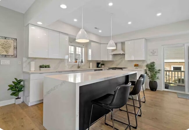 Building Photo - 909 N Burghley Ave