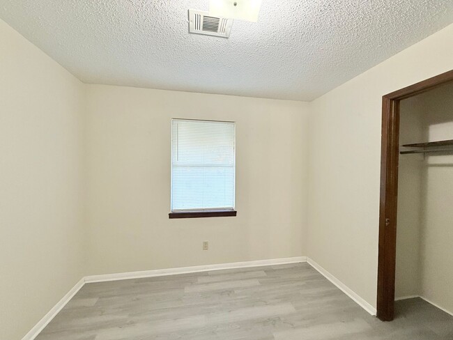 Building Photo - Charming 3-Bedroom Home