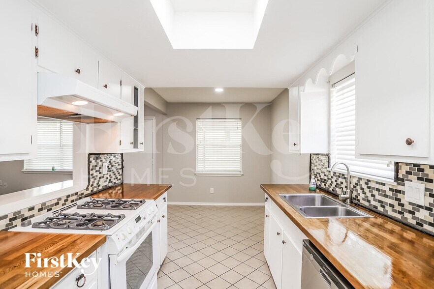 Building Photo - 13914 Duncannon Dr