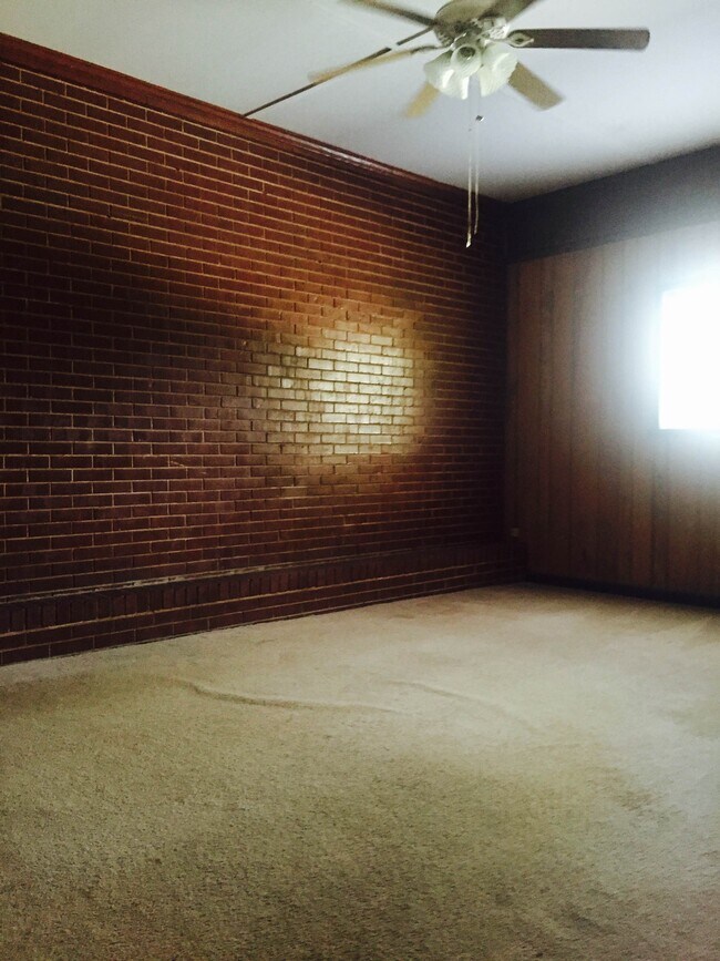 Building Photo - 214 Circle Dr