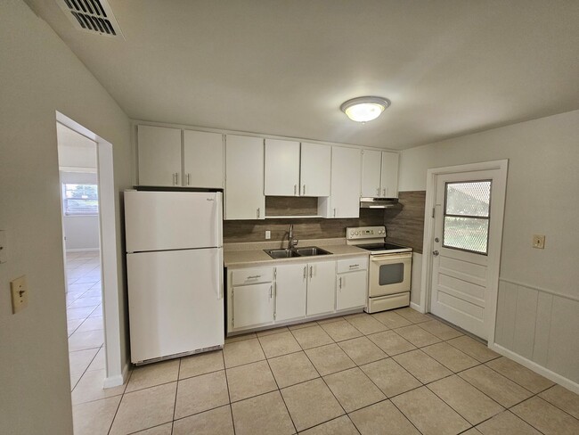 Building Photo - Beautiful and cozy 2/1 apartment available now!