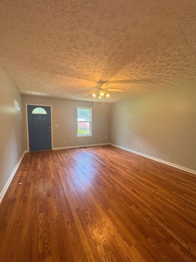 Building Photo - Beautiful 3BR Home for Rent in Toccoa, GA with Fenced Yard & 2-Car Garage