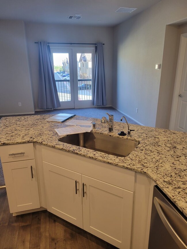 Building Photo - 2 Bed, 2 Bath Townhome in N. Las Vegas!