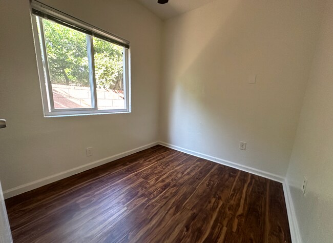 Building Photo - Charming 1 Bed 1 Bath Unit - Move in Speci...