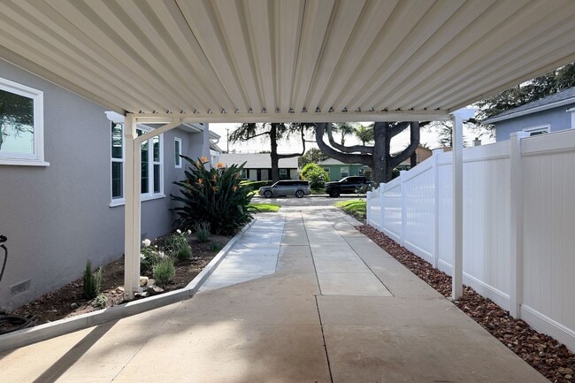 Building Photo - 431 Deodar Ave