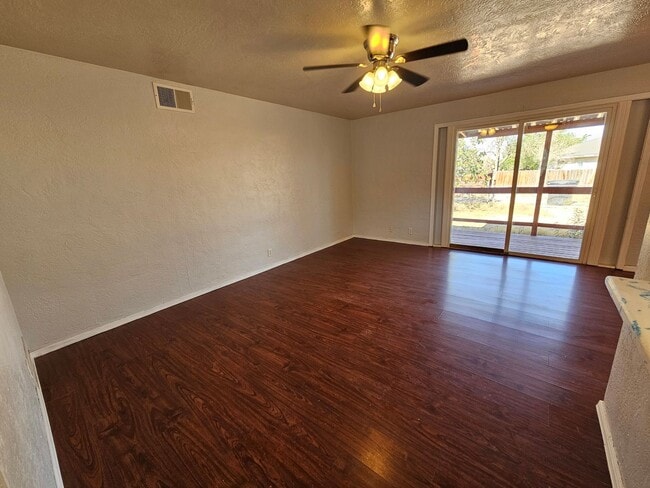 Building Photo - 3 Bedroom / 2 Bath Home with Refrigerated Air & 1-Car Garage 6 Month Lease!