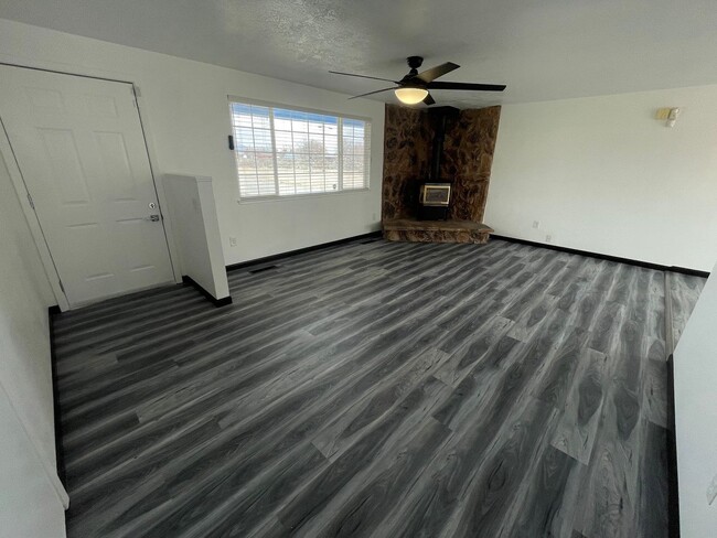 Building Photo - Newly remodeled Carson City home