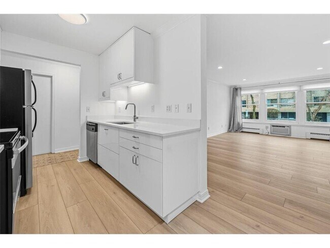 Building Photo - 821 Douglas Ave