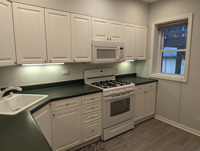 Building Photo - 5650 N Spaulding Ave