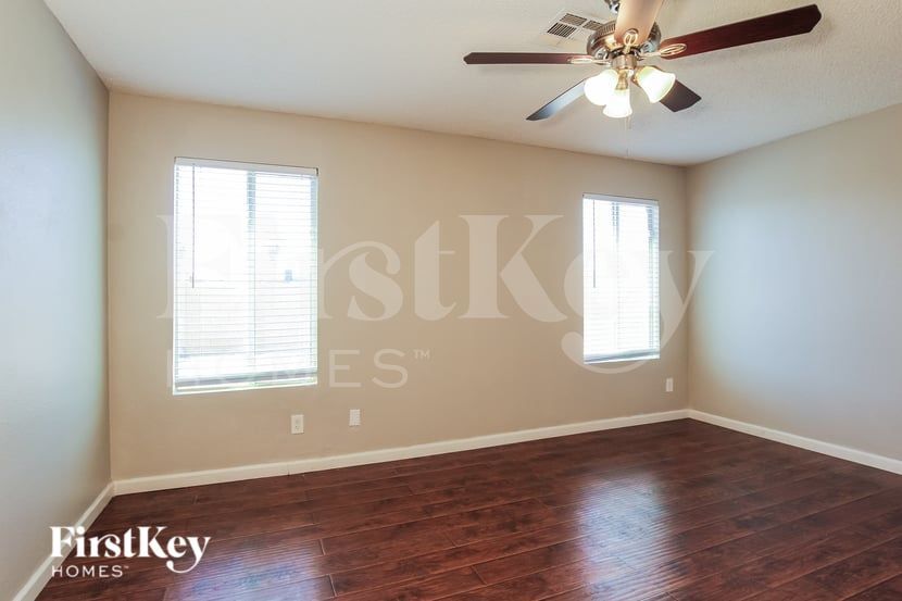 Building Photo - 515 E Renee Dr