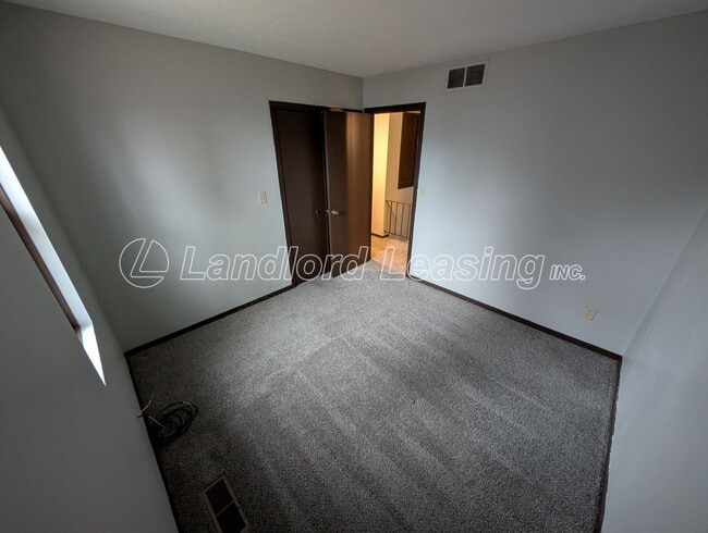 Building Photo - Spacious Townhome with Vaulted Ceilings, Fireplace & Garage