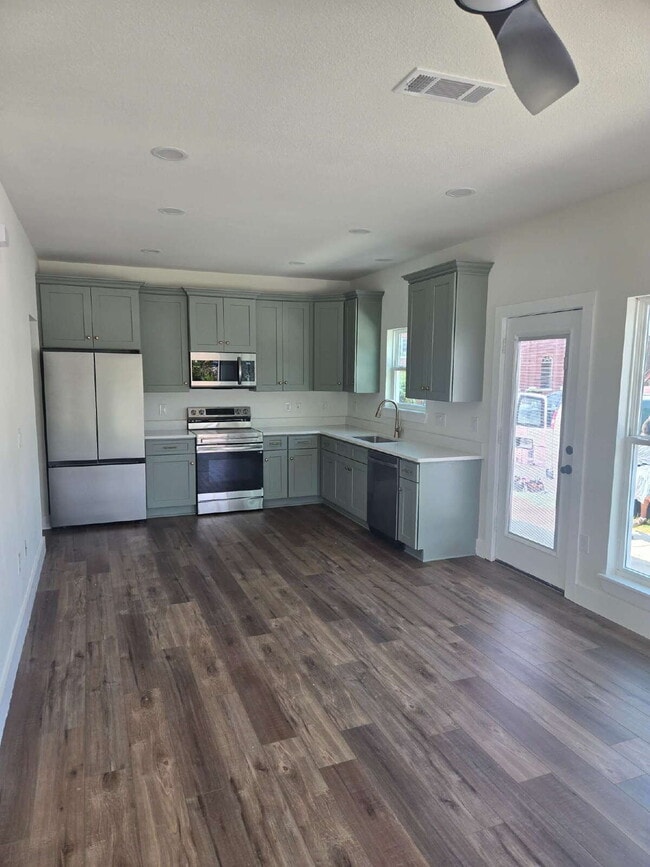 Building Photo - New Construction, 3 bed 3 bath near downtown!