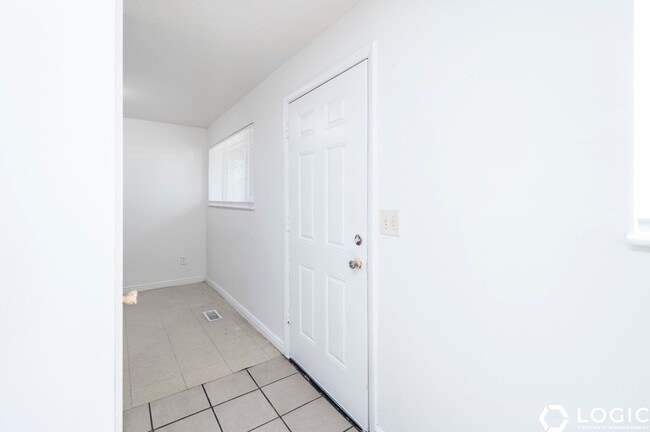 Building Photo - 1600 Ivy Cir