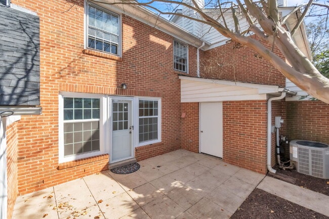 Building Photo - Stylish 3BR / 2.5BA Condo in Wedgewood Townes