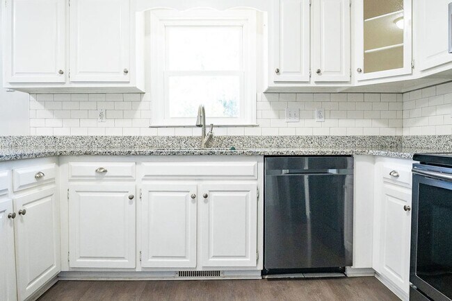 Building Photo - Spacious 3BR on Oversized Fenced Lot | GREAT PRICE!