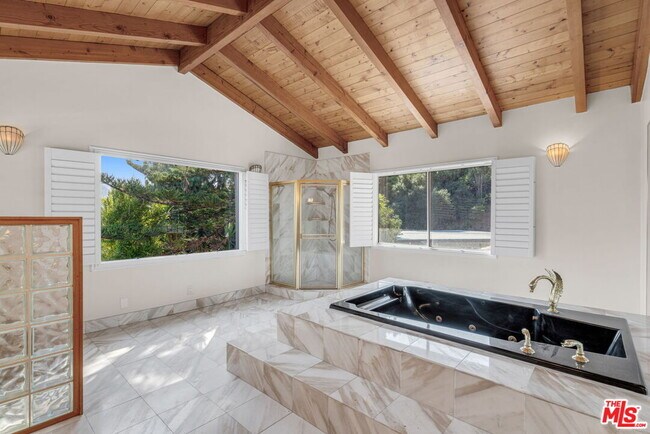 Building Photo - 3200 Oakley Dr