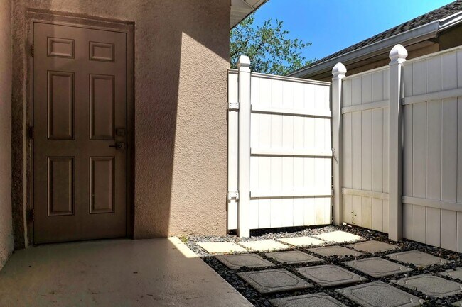 Building Photo - Avalon Park Townhome