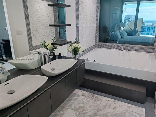 Building Photo - 200 Biscayne Blvd Way