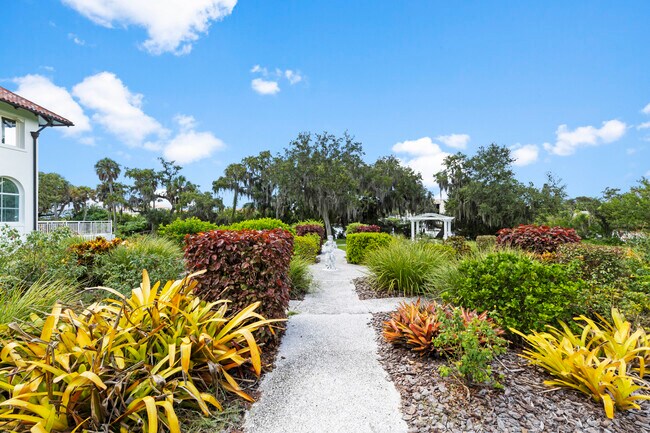 Building Photo - 5800 Hollywood Blvd